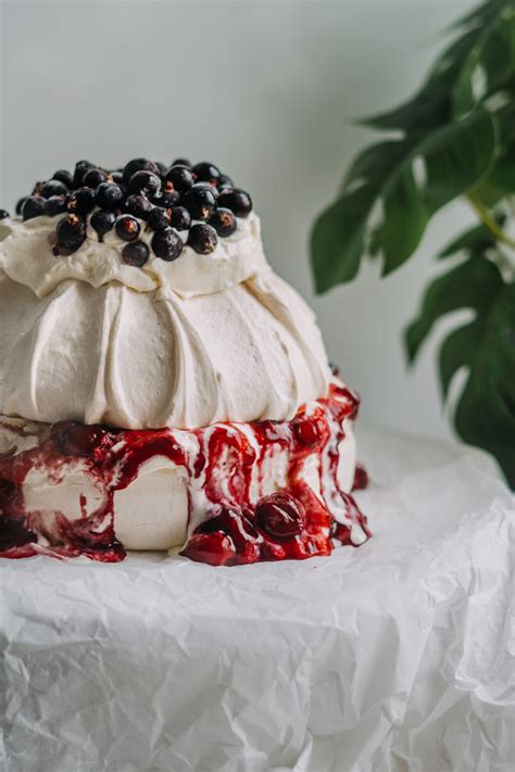 Detail hotovej Pavlova torty s krémom a ovocím
