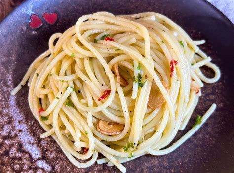Taniere so špagetami Carbonara a Aglio Olio