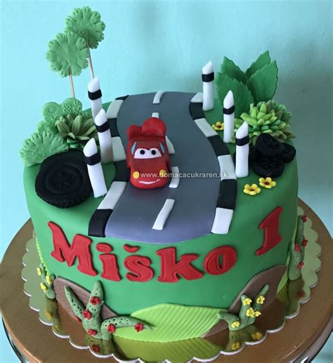 Inšpirácia: Torta s hasičským autom a jedlými dekoráciami