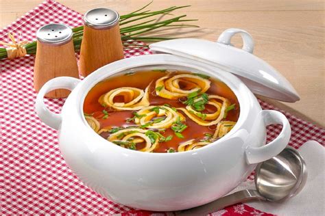 Frittatensuppe s nasekanými palacinkovými rezancami