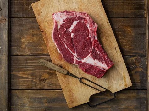 Fotografia šťavnatého Rib Eye steaku s kosťou, nakrájaného na plátky