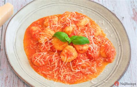 Domáce bezlepkové tagliatelle s paradajkovou omáčkou
