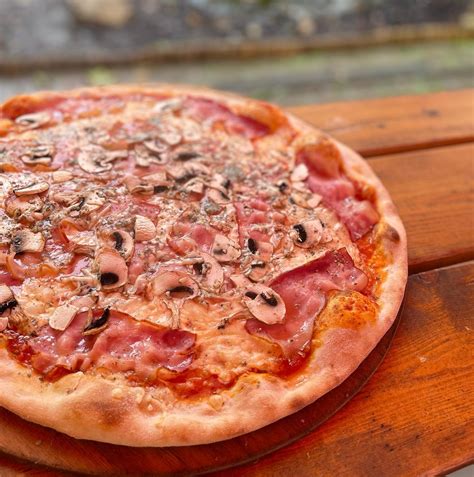 Menu doska s dennými špecialitami Pizzerie Brod