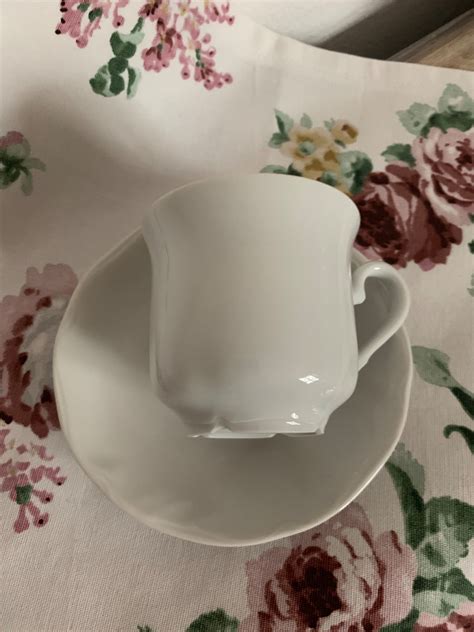 Rozbitá porcelánová šálka, symbolizujúca krach a potrebu nového začiatku