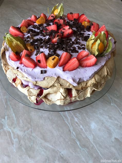 Torta s ovocným dekorom