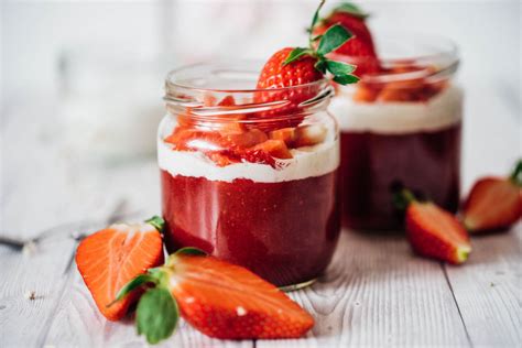 Servírovaný jahodový puding s čerstvými jahodami a mätou