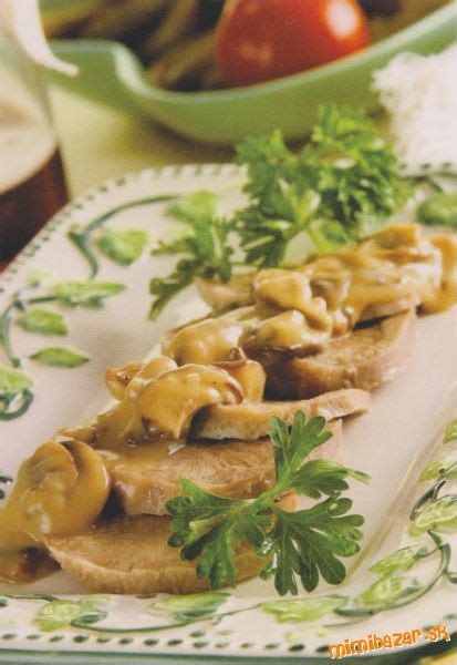Hotový bravčový steak s hubovou omáčkou a prílohou