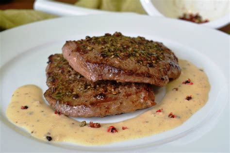 Žraločí steak s pepřovou omáčkou na tanieri