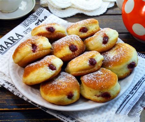 Tradičné dánske Æbleskiver podávané s džemom a cukrom