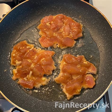 Servírované pekingské kuracie placky s prílohami