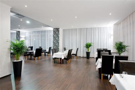 Moderný interiér Maranello Ristorante a vonkajšia terasa
