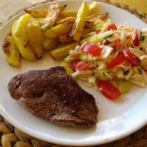 Hovädzí steak s rozmarínovými zemiakmi a šalátom