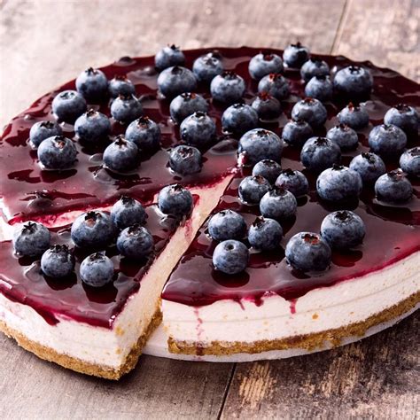 Cheesecake s čučoriedkami na tanieri