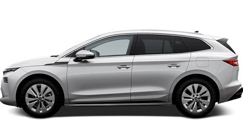 Skoda Enyaq iV заряджається біля офісної будівлі