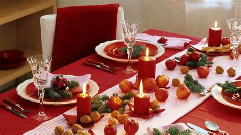 Slávnostne prestretý štedrovečerný stôl s tradičnými jedlami