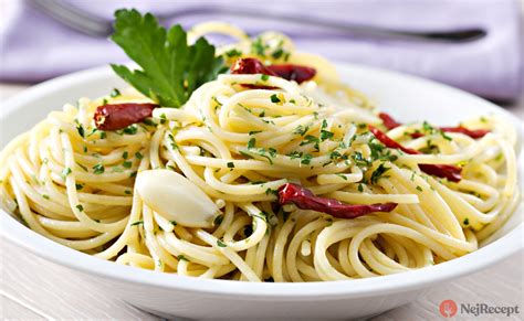 Rýchle a jednoduché cestoviny Aglio e Olio na tanieri