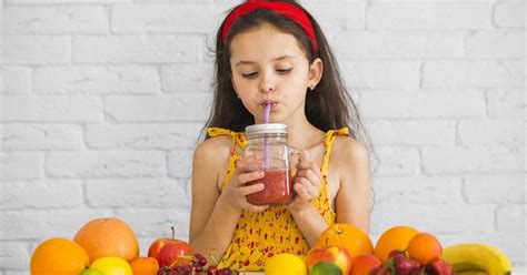 Deti pijú ovocné nápoje