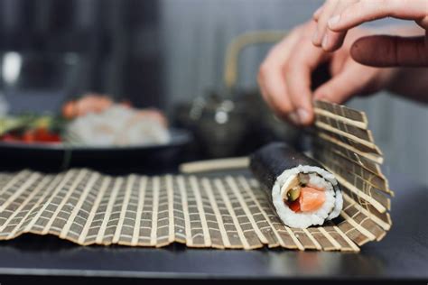 Priebeh rolovania sushi pomocou bambusovej podložky