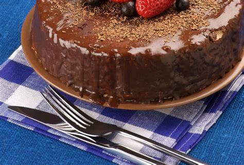 Nádherne zdobená kávová torta s ovocím a čokoládou