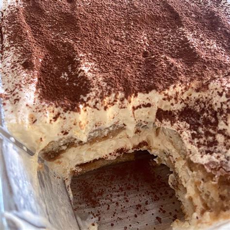 Klasické talianske tiramisu posypané kakaom