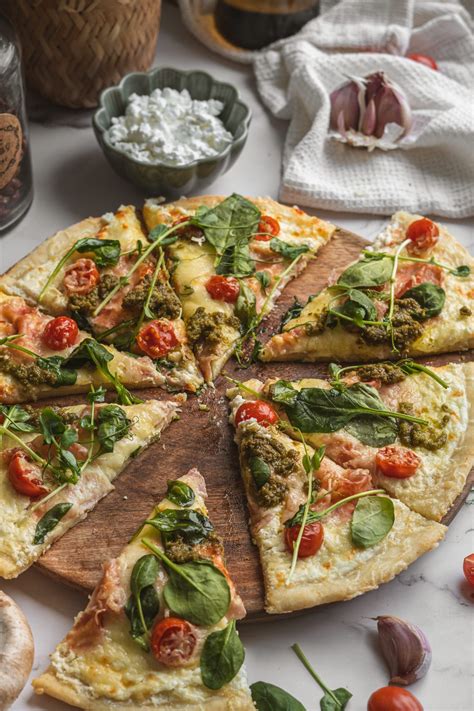Horúca pizza s tvarohovým základom čerstvo z rúry