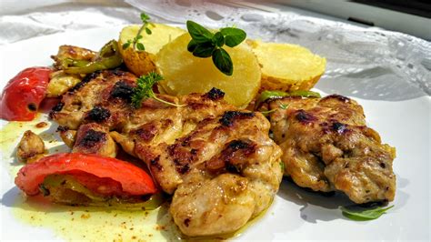 Grilovaný kurací steak s bylinkami a pohár Merlotu