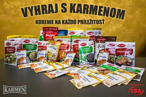 Regál s rôznymi druhmi korenín a byliniek v supermarkete