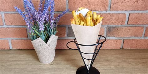 Charakteristický obal v tvare kužeľa pre belgické hranolky v Los Potatos