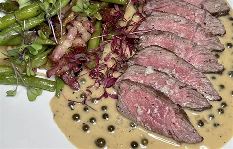 Fotografia jedla so zeleným korením (napr. steak s krémovou omáčkou)