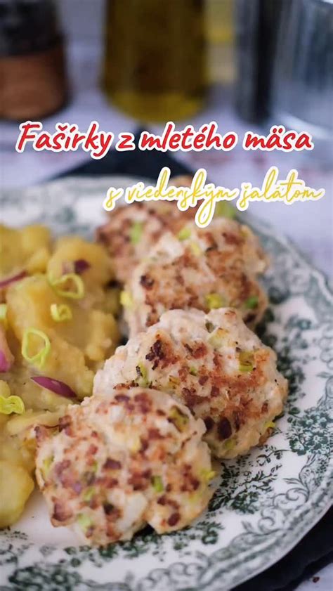Misa plná šťuchaných zemiakov s kúskami slaninky a jarnej cibuľky