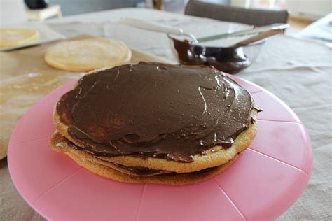 skladanie cokoladovo-visnovej torty