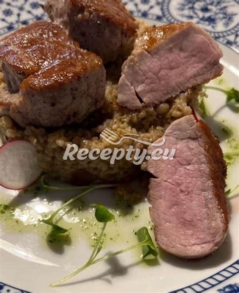 Servírovaný steak z panenky v lístkovom ceste s brokolicou