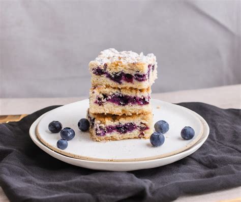 Servírovaný čučoriedkový koláč