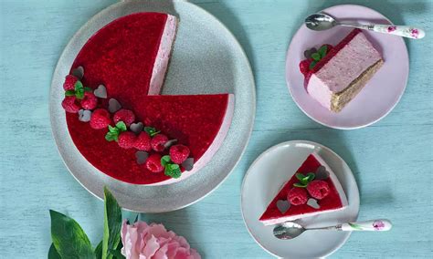 RAW malinový cheesecake ozdobený čerstvými malinami