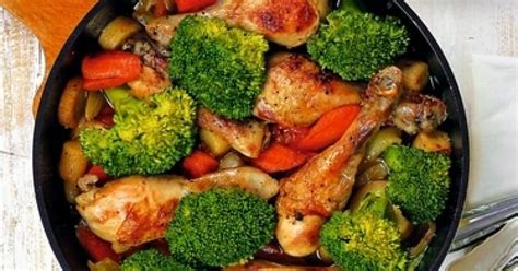 Šťavnaté kuracie stehná s pečenou zeleninou