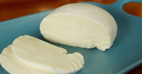 Mozzarella syr a údené mäso pripravené na krájanie