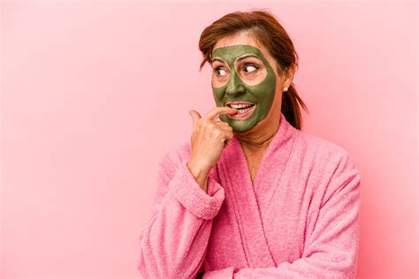 Žena s uhorkovou maskou na tvári