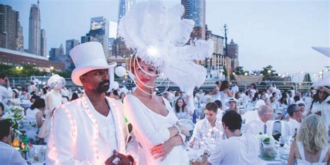 Dîner en blanc pri Eiffelovej veži