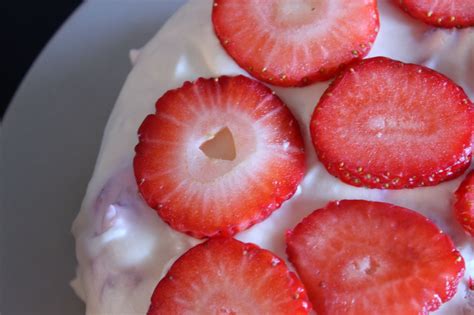 Hotová torta z bielej čokolády s jahodami