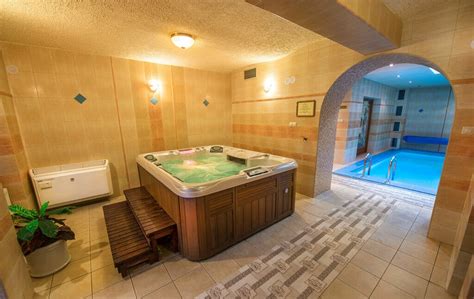 Interiér wellness centra s vírivkou