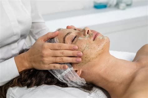 Ruka nanášajúca peeling na tvár