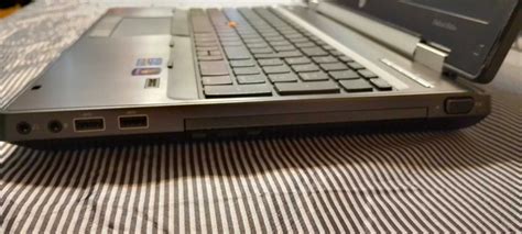 HP EliteBook 8560w - pohľad z boku s portami