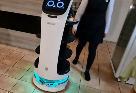 Robotický čašník v akcii v reštaurácii Bebek