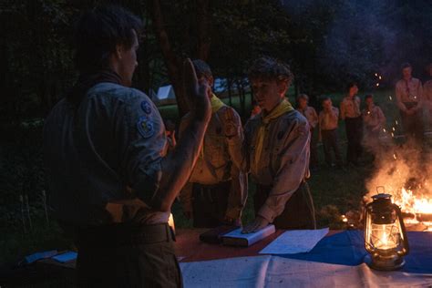 Skautky pri táboráku pripravujú S'mores