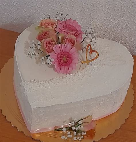 Biela svadobná torta s ružovými kvetmi