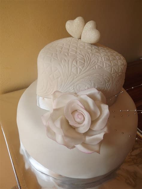 Detail živých ruží na svadobnej torte