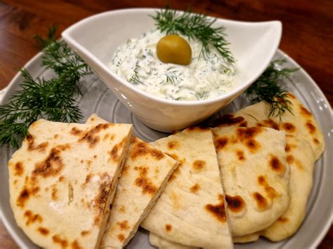 Tzatziki s pita chlebom