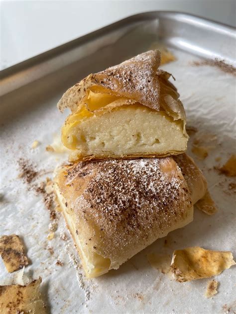 Čerstvo upečená bougatsa s cukrom a škoricou