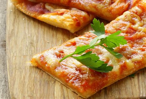 Postup prípravy pizza tyčiniek z lístkového cesta