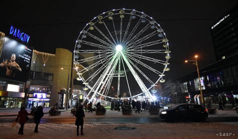 Ruské koleso a rozsvietené atrakcie Hamburger Dom v noci